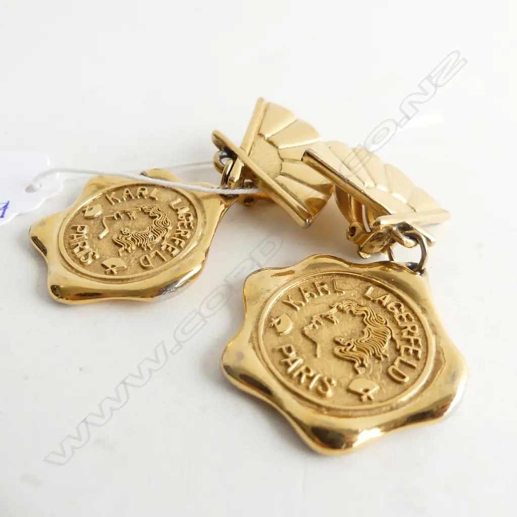 PR 'KARL LAGERFELD PARIS' GOLD TONE WAX SEAL CLIP ON EARRINGS L.60mm Image 1++