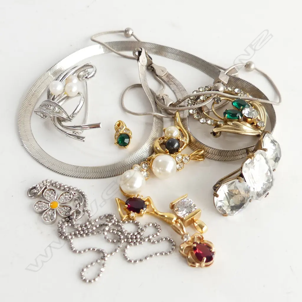 3 925 SILVER NECKLACES + ASST GP PENDANTS, BROOCHES Image 1++