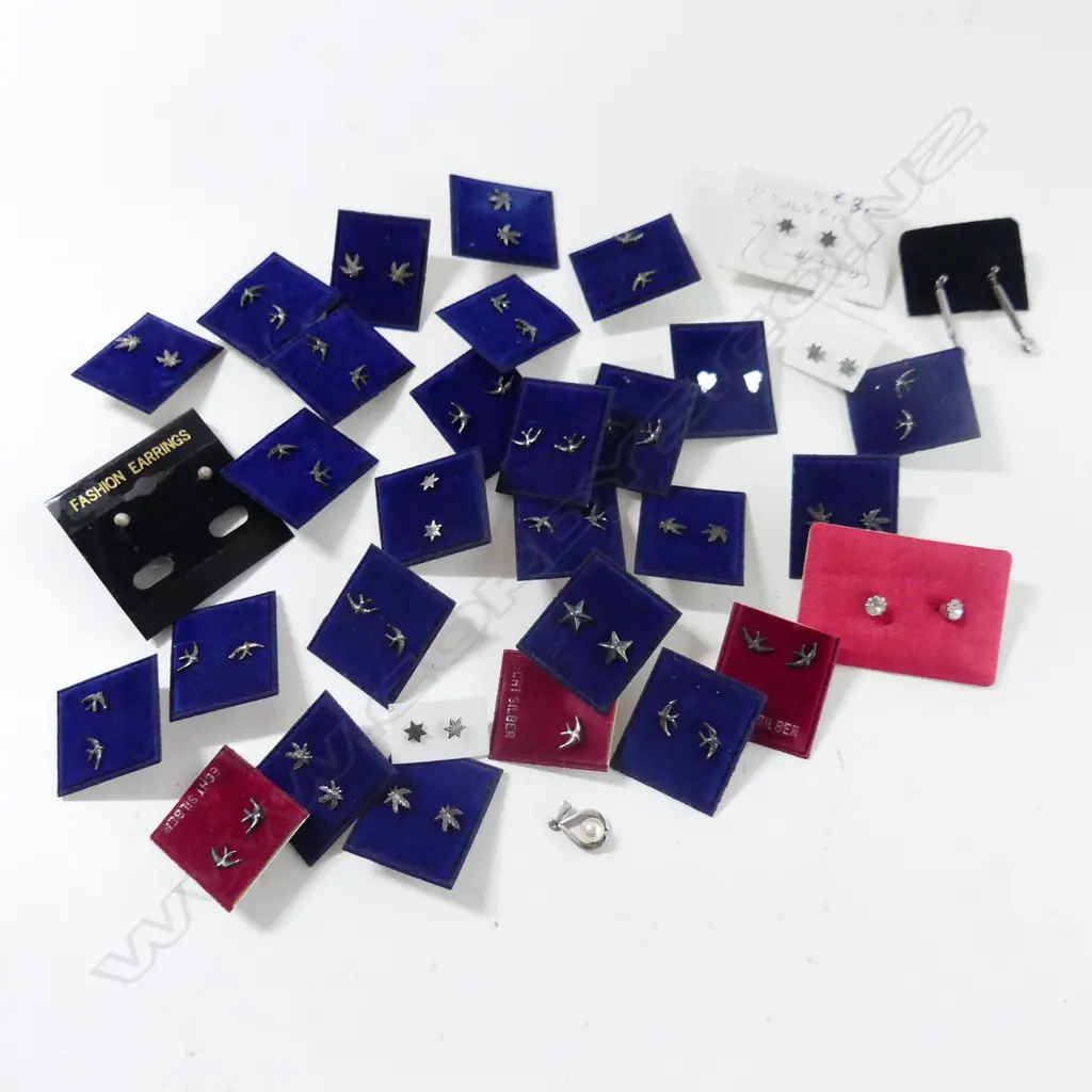 BAG STG. SILVER EAR STUDS Image 1++