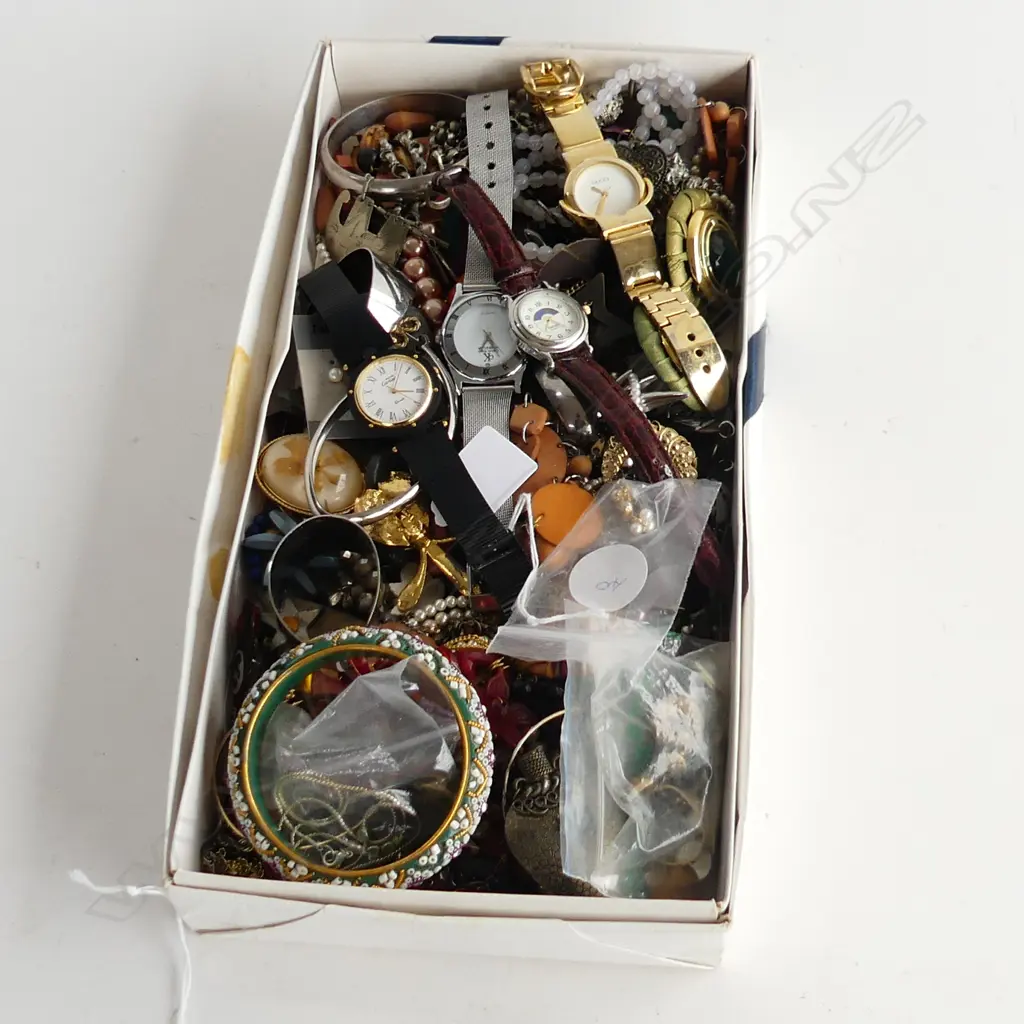 BOX ASST. COSTUME JEWELLERY INCL. 4WATCHES Image 1++
