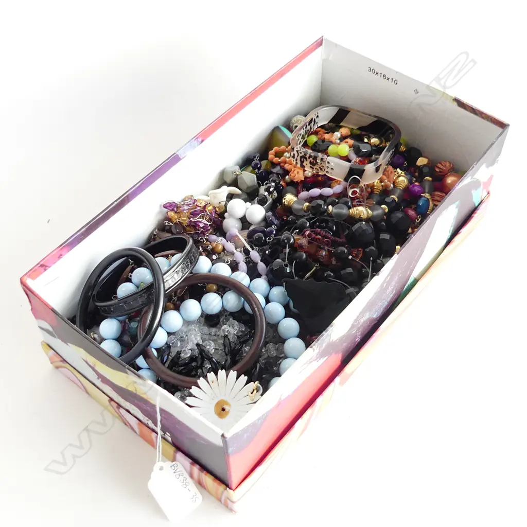 BOX LOT ASST VINTAGE PLASTIC & BROKEN JEWELLERY Image 1++