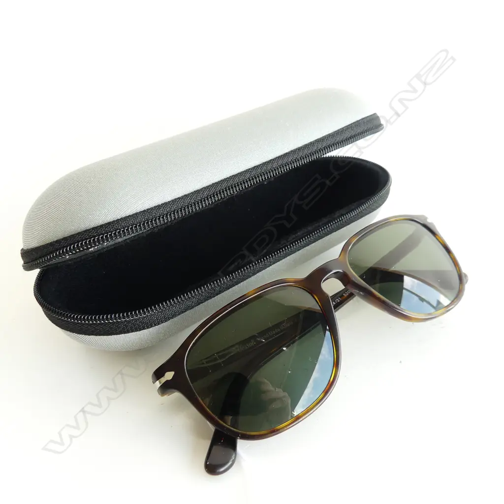 PERSOL ITALIAN HANDMADE SUNGLASSES (CHIP TO ONE LENS) Image 1++