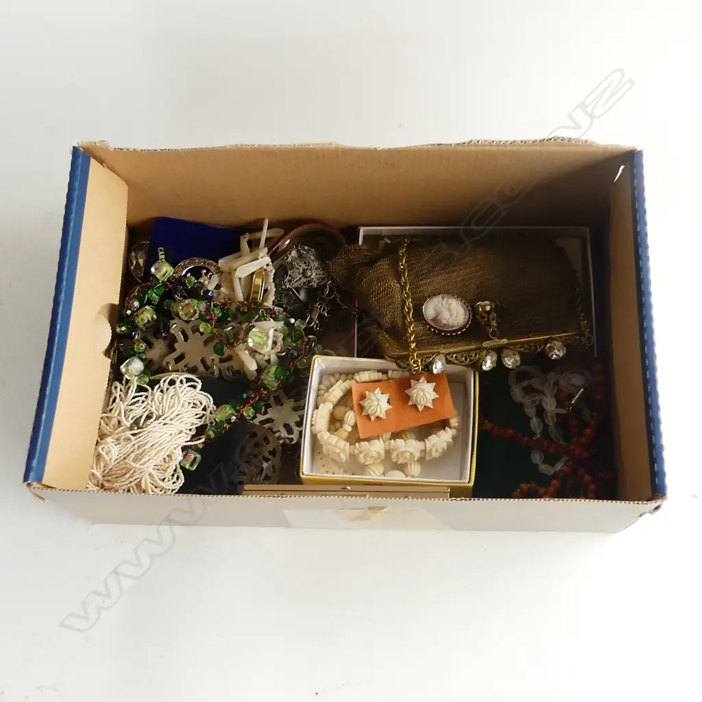 ASST. JEWELLERY INCL. 9CT CAMEO, SEED PEARL, RED CORAL, AMBER, IVORY, SILVER, GENTS WATCH, VINTAGE GOLD MESH BAG ETC Image 1++