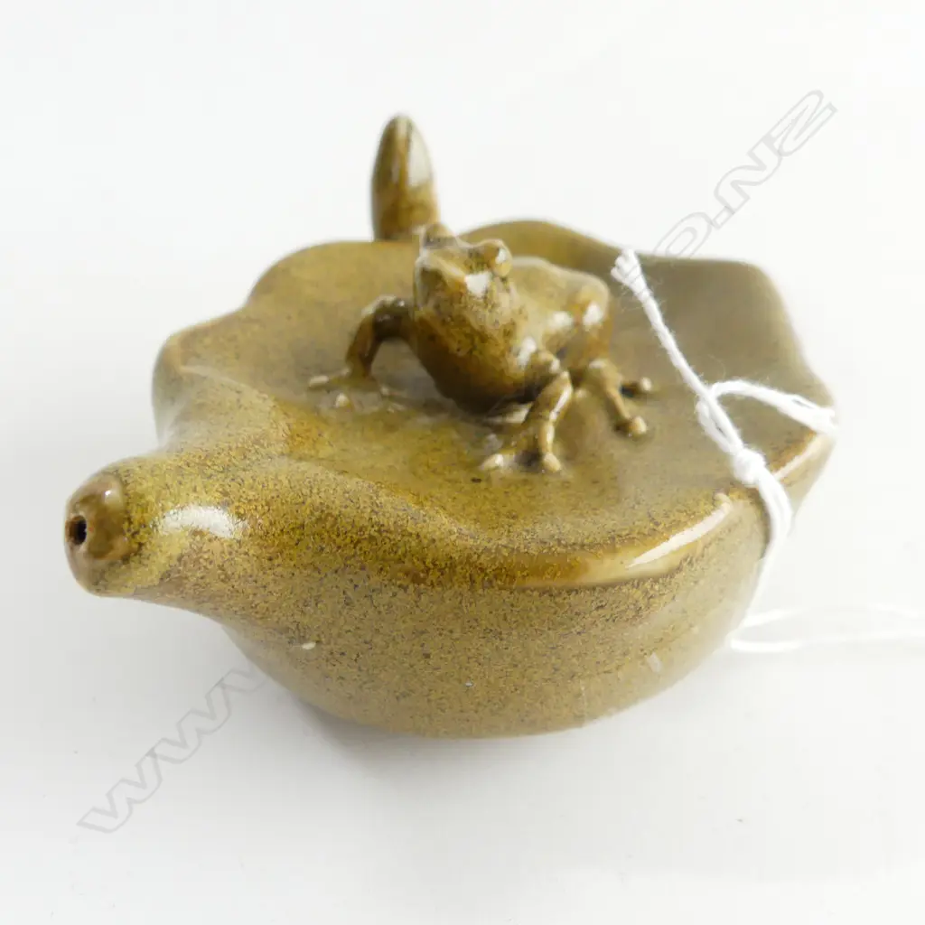 CHINESE WATER DROPPER - FROG ON LEAF 70mm dia Image 1++