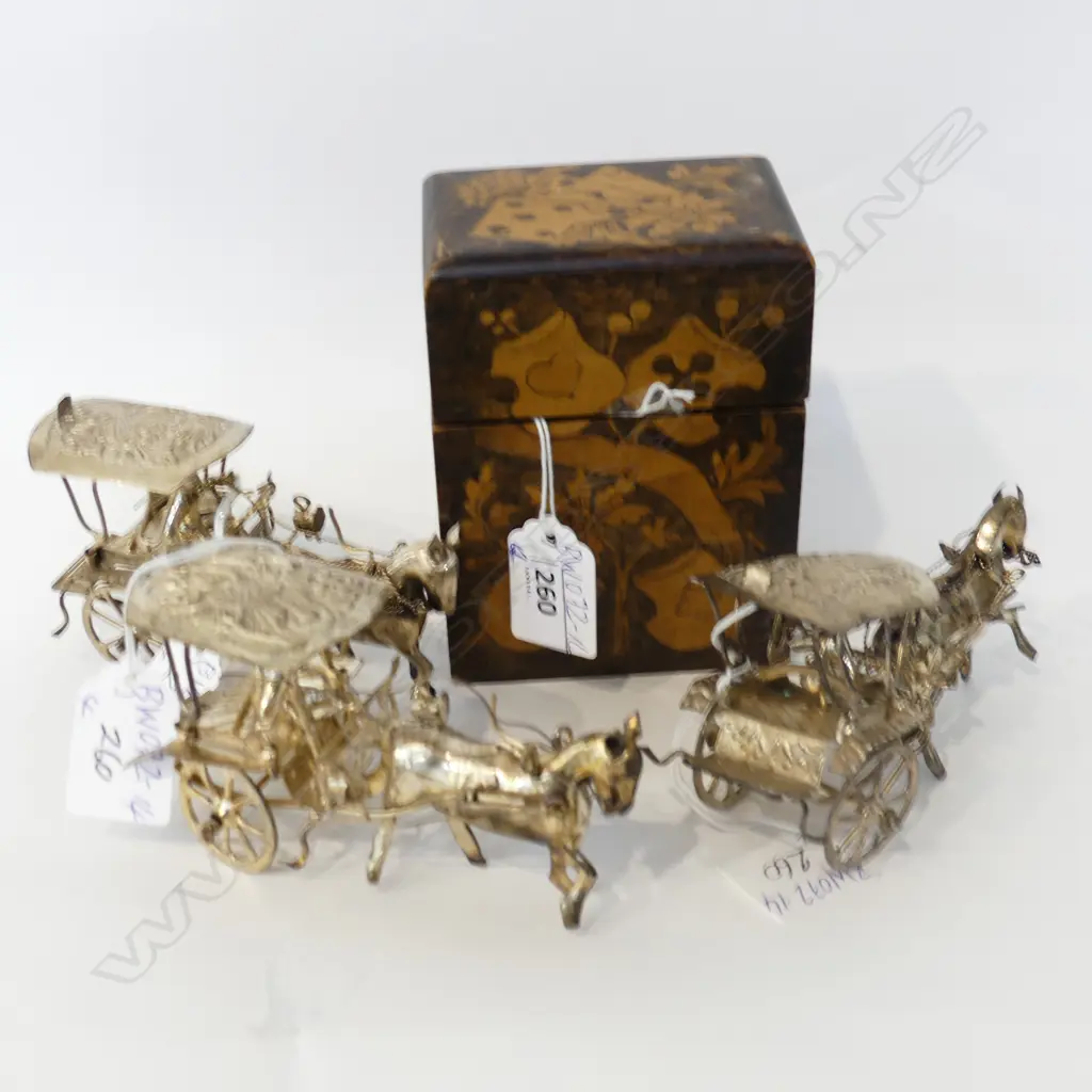 4 ITEMS. 3 SILVER HORSEDRAWN CARRIAGES L.115mm AND A WOODEN CARD HOLDER H. 1230mm Image 1++