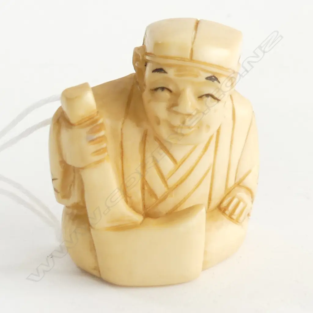 IVORY NETSUKE  SEATED MAN H30MM Image 1++