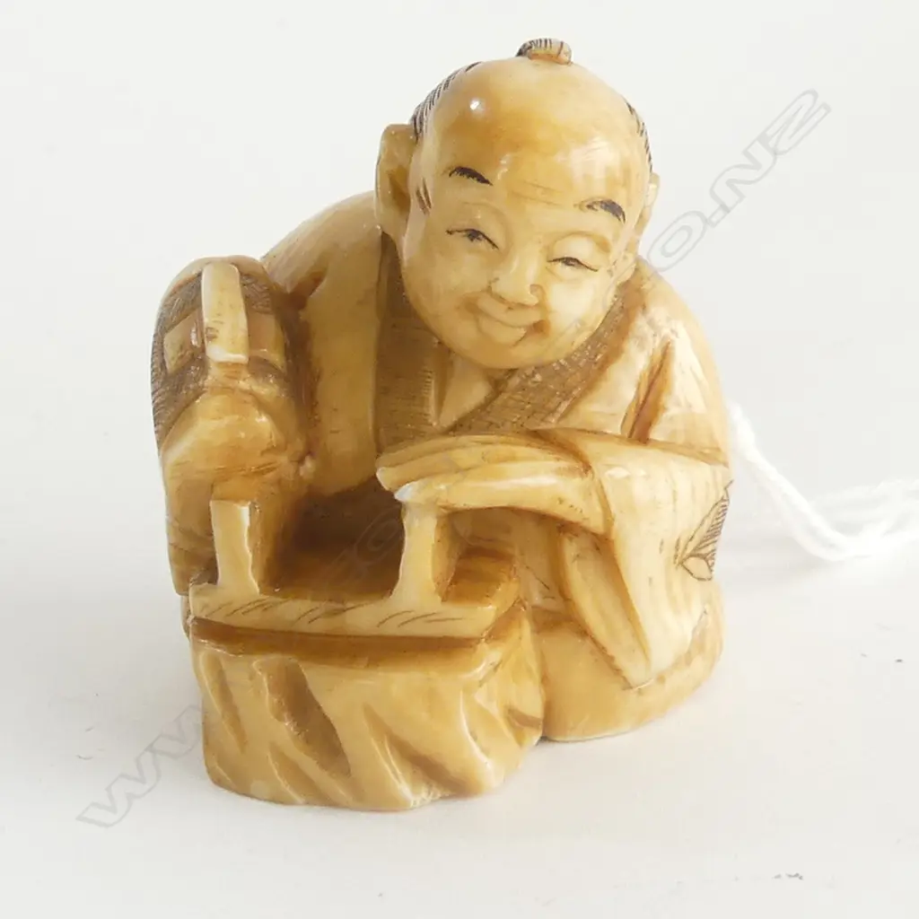 IVORY NETSUKE SIGNED MAN CARVING STOOL H40MM Image 1++