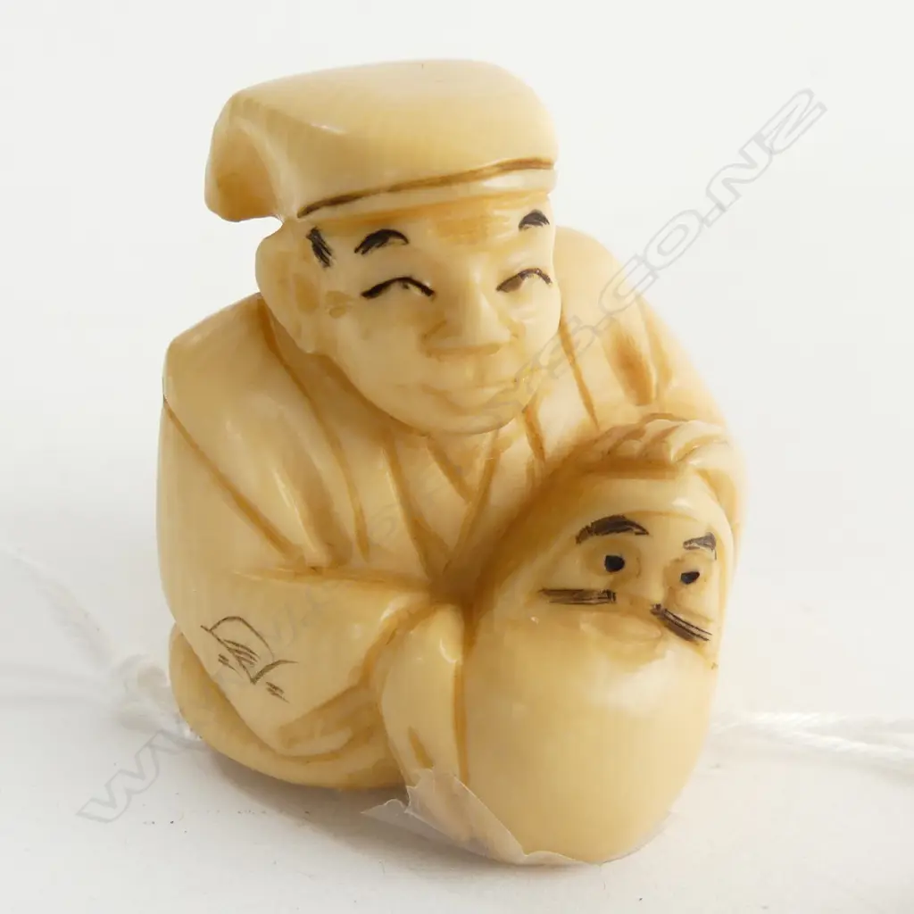 IVORY NETSUKE  MAN WITH DOLL SIGNEDH30MM Image 1++