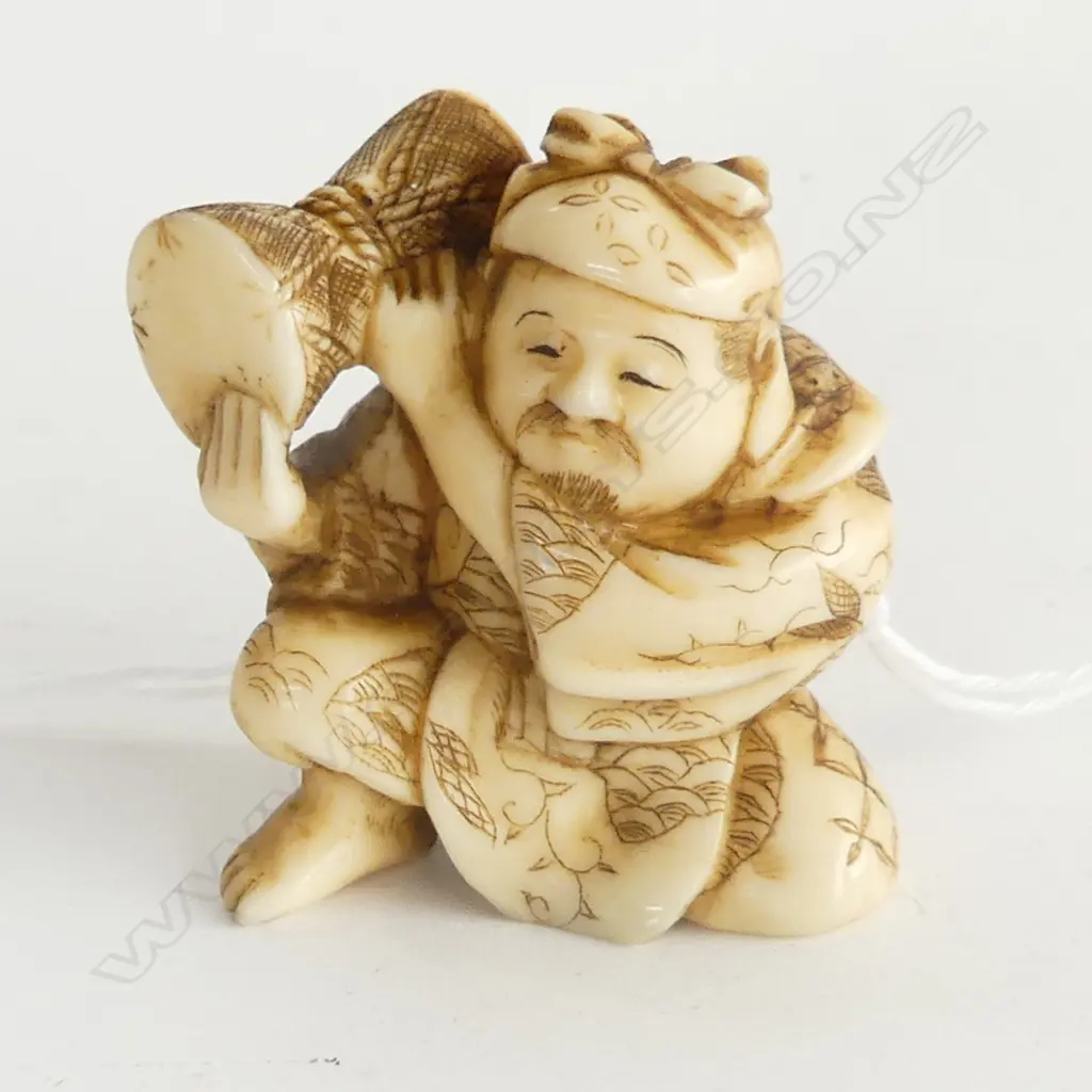 IVORY NETSUKE SIGNED MAN WITH DRUM H40MM Image 1++