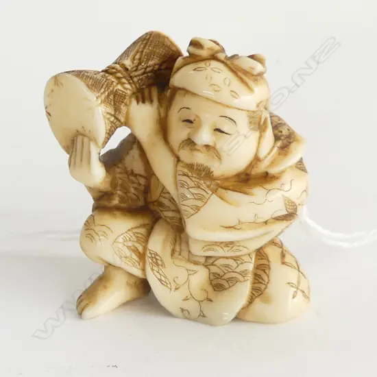 IVORY NETSUKE SIGNED MAN WITH DRUM H40MM
