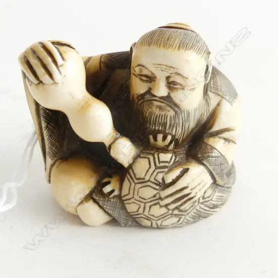 IVORY NETSUKE  SIGNED MAN FEEDING TURTLE H40MM