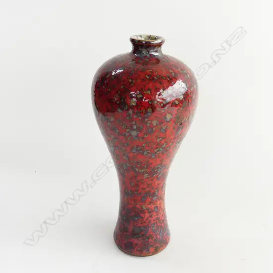 CHINESE PORCELAIN MOTTLED RED GLAZE VASE H. 225MM