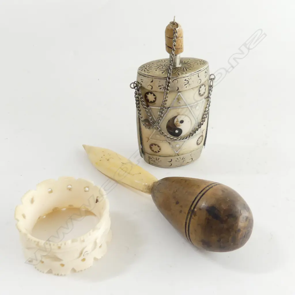 BAG LOT IVORY SNUFF BOTTLE NAPKIN RING & NETTING TOOL L110 Image 1++
