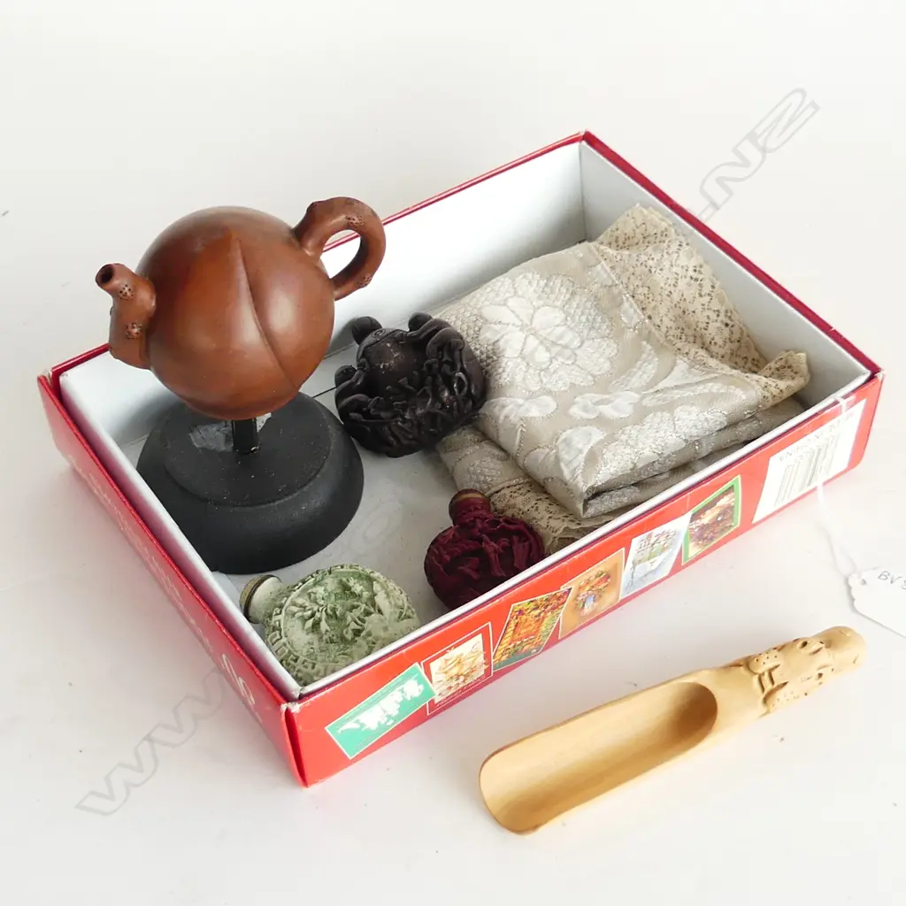 SM BOX MIXED ORIENTAL ITEMS INCL. SNUFF BOTTLES  Image 1++