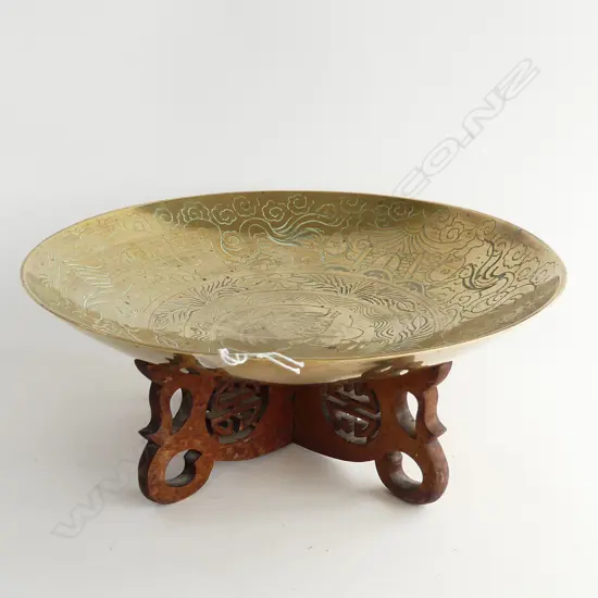 LARGE BRASS CHINESE CHARGER . WITH ENGRAVED DETAIL OF SNAKES AMONG FOLIAGE. D. 355mm ON STAND.