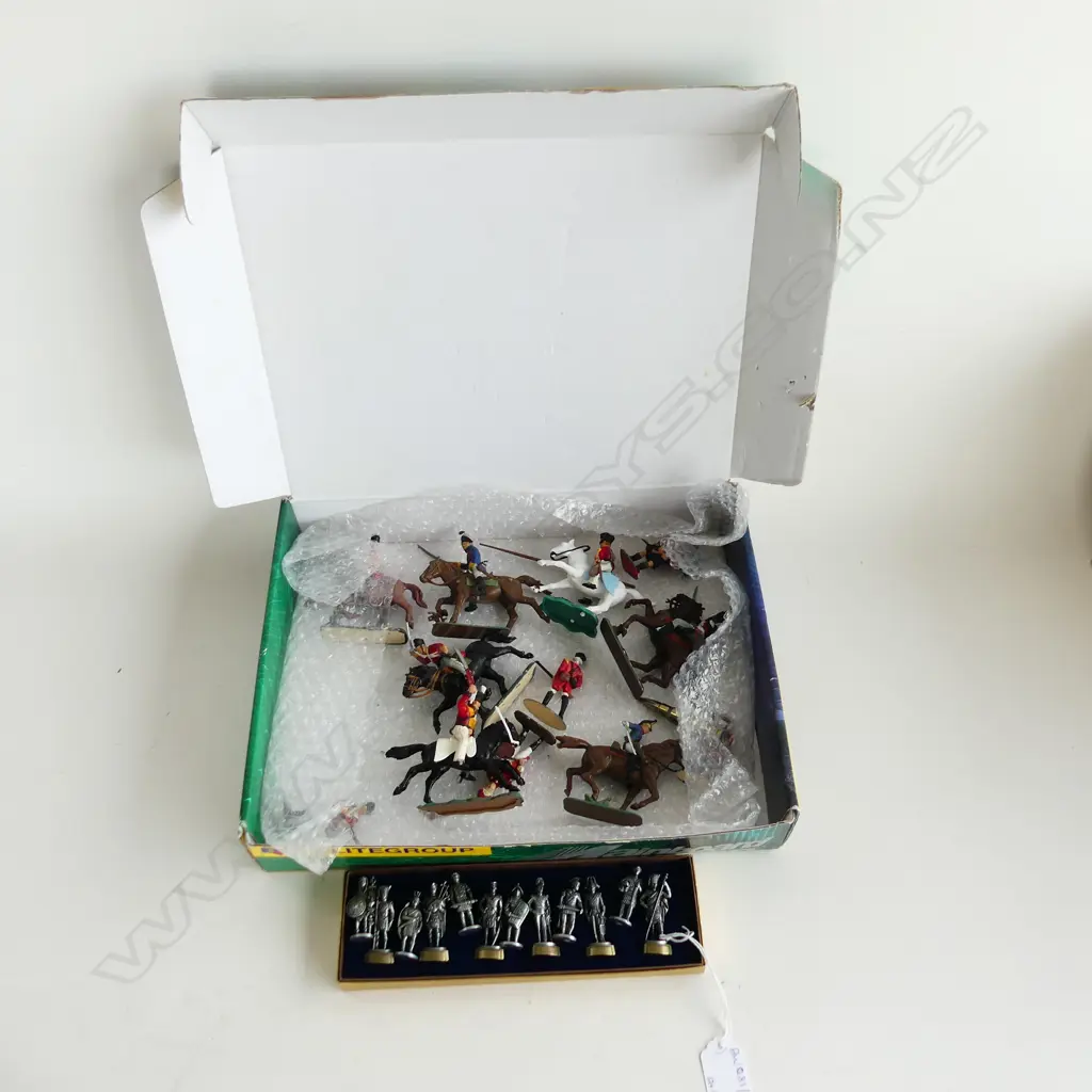 12 MINIATURE DIE CAST MILITARY FIGURES H.45mm + 12 PLASTIC Image 1++