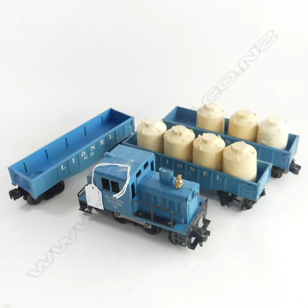 LIONEL NAVY YARD ELECTRIC ENGINE & 3 BLUE CARRIAGES Image 1++