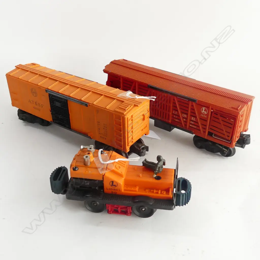 LIONEL ORANGE ELECTRIC SHUNT ENGINE & 2 ORANGE CARRIAGES Image 1++