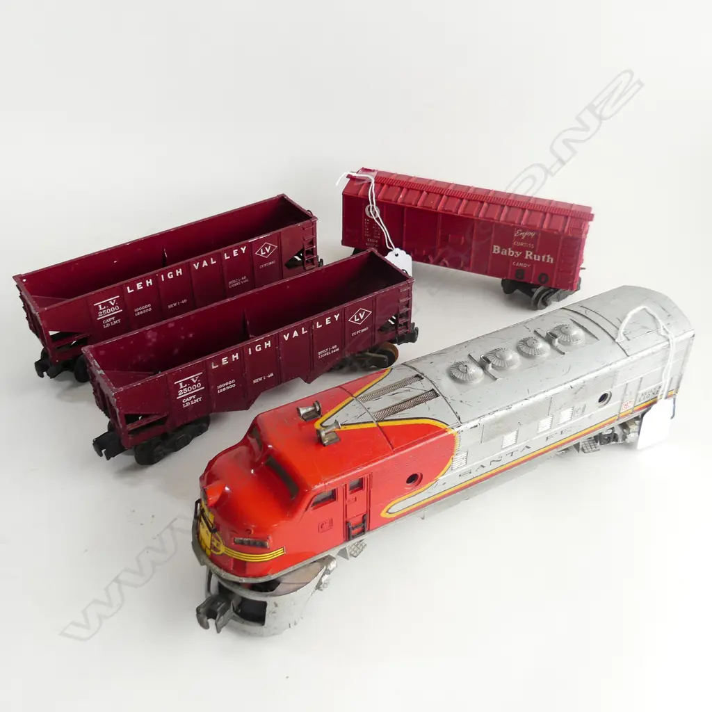 LIONEL SANTA FE ENGINE & 3 CARRIAGES Image 1++