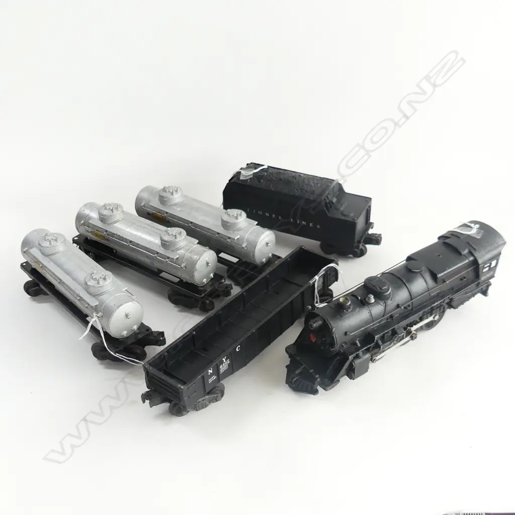 LIONEL ELECTRIC ENGINE No.2025, COAL WAGON, FLAT CARRAGE & 3 FUEL CARRIERS Image 1++