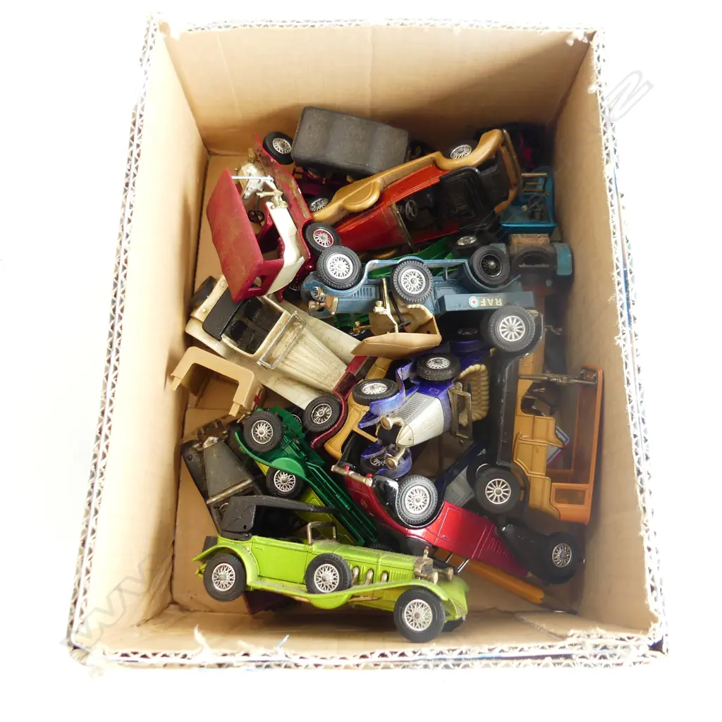 SMALL BOX 16 VINTAGE MATCHBOX CARS Image 1++
