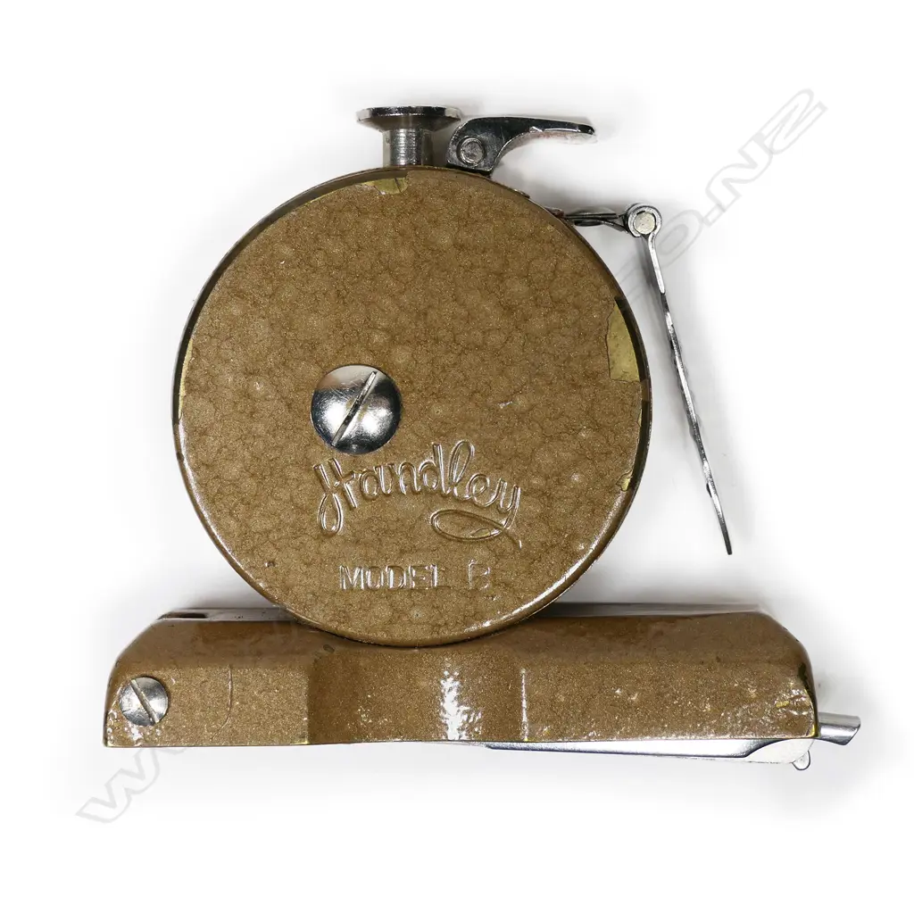 VINTAGE HANDLEY LAWN BOWLS TAPE MEASURE IN ORIG LEATHER POUCH, BASE CONCEALS 3 FOLDING CALIPERS FOR MEASURING SHORT DIST Image 1++