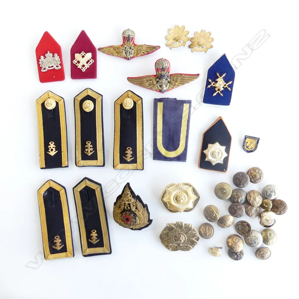 BAG ASST. MILITARY EPAULETTES & BUTTONS, DUTCH ETC Image 1++