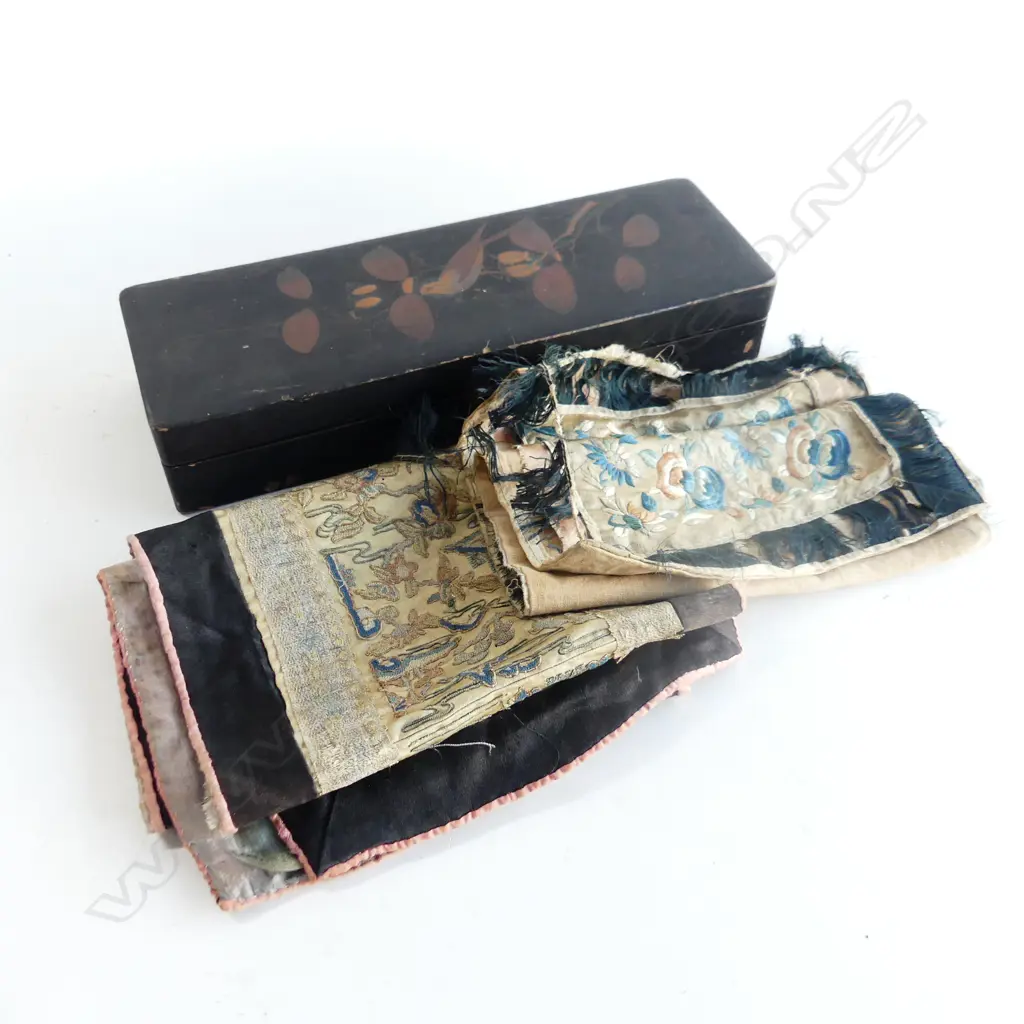 OLD ORIENTAL LACQUERED BOX L.305mm + 2 CHINESE EMBROIDERED PANELS Image 1++