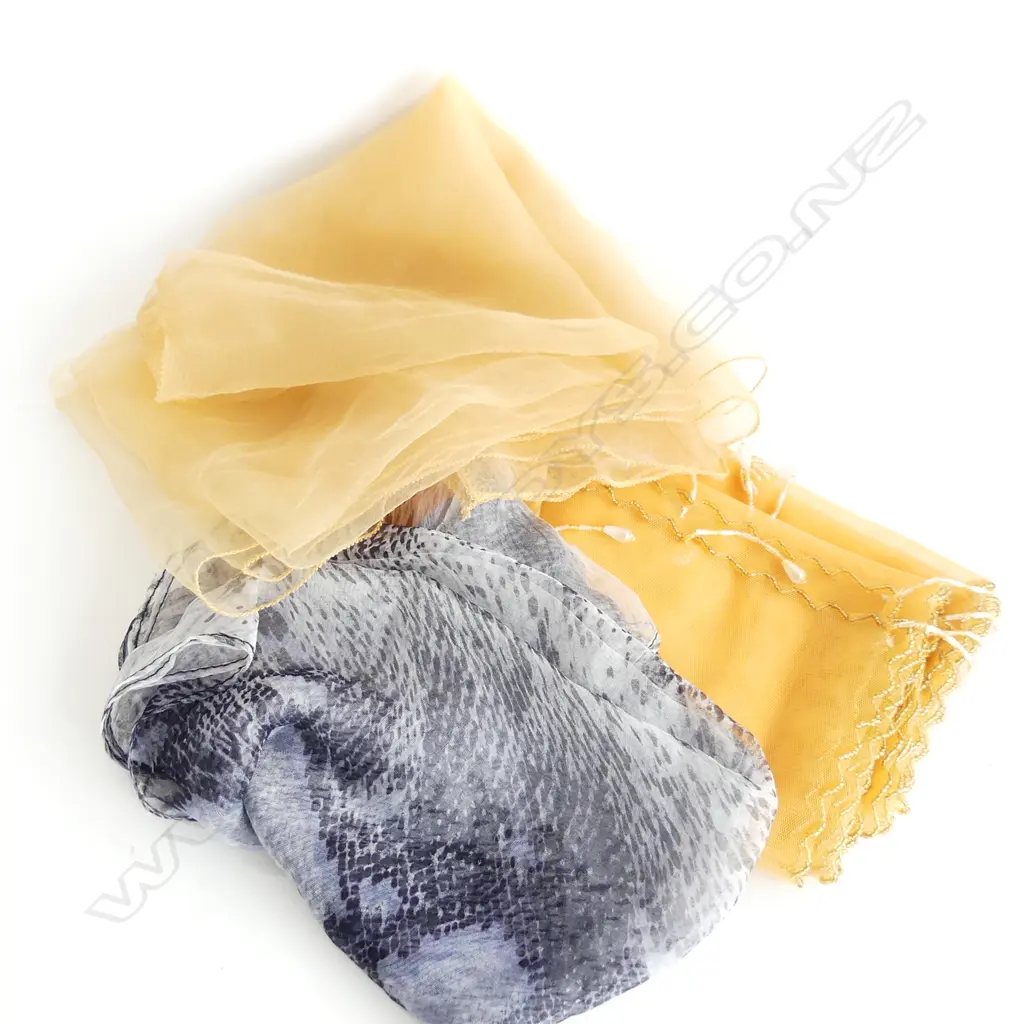 3 VINTAGE SCARVES  Image 1++