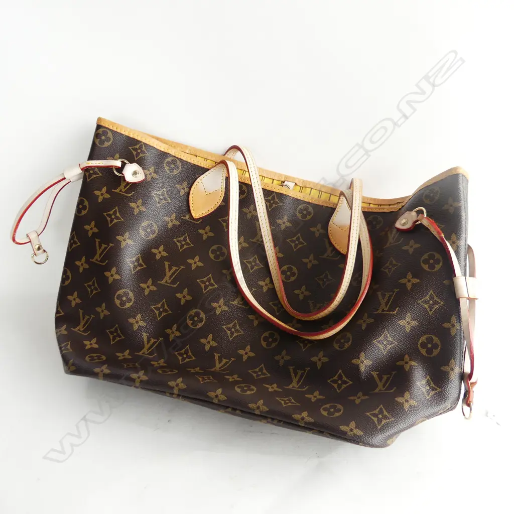LG LOUIS VUITTON BAG W.440mm showing wear / no serial number Image 1++