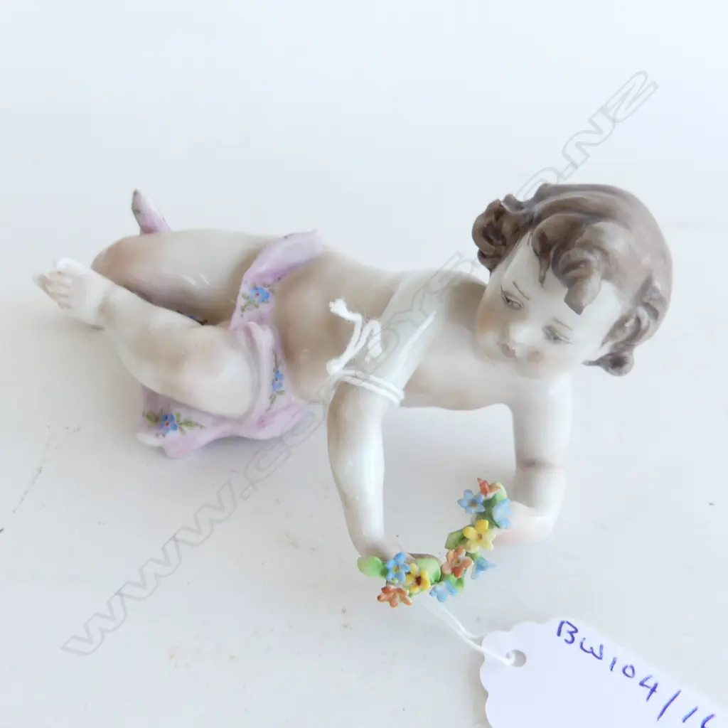 CAPIDEMONTE PORCLAIN PUTTI WITH GARLAND OF FLOWERSL130MM Image 1++