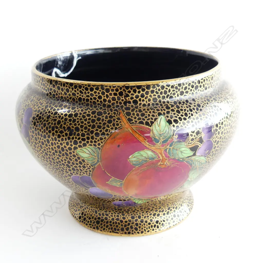 MALING LUSTRE BOWL IN THE ORCHARD GILT AND COBBLE PATTERN . PATTERN NUMBER 3615 FOR 1930. H. 125mm Image 1++