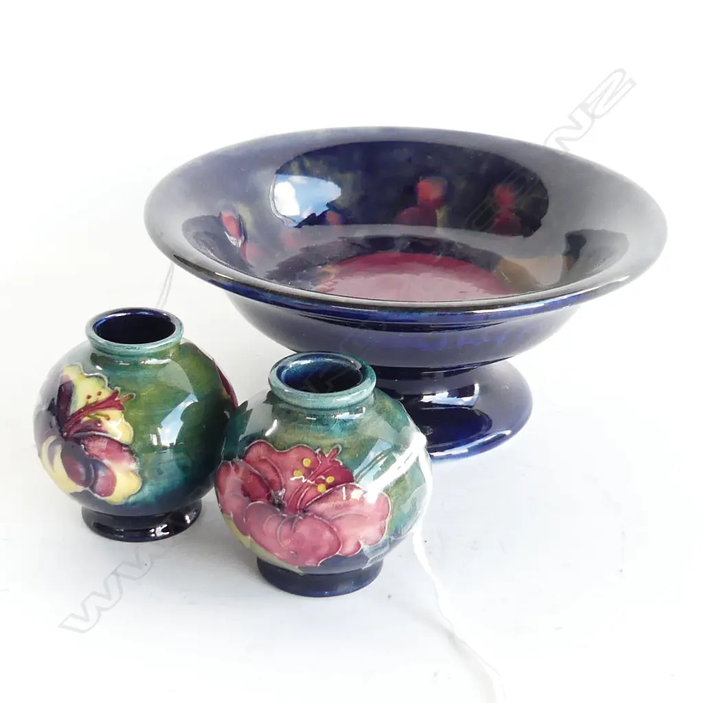 MOORCROFT POMEGRANATE SMALL COMPORT 130mm dia + PR MINIATURE HIBISCUS VASES H.45mm Image 1++