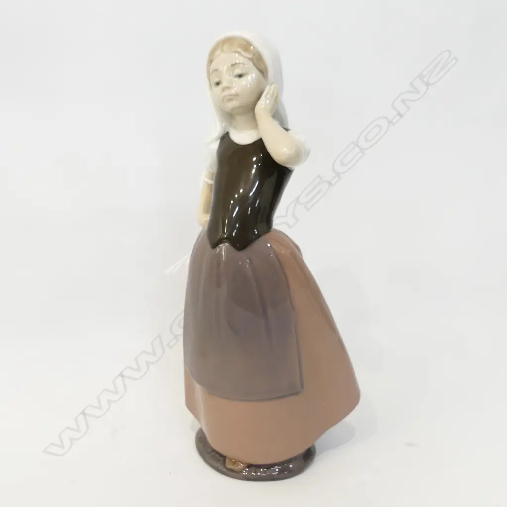NAO GIRL FIGURINE H.240MM Image 1++