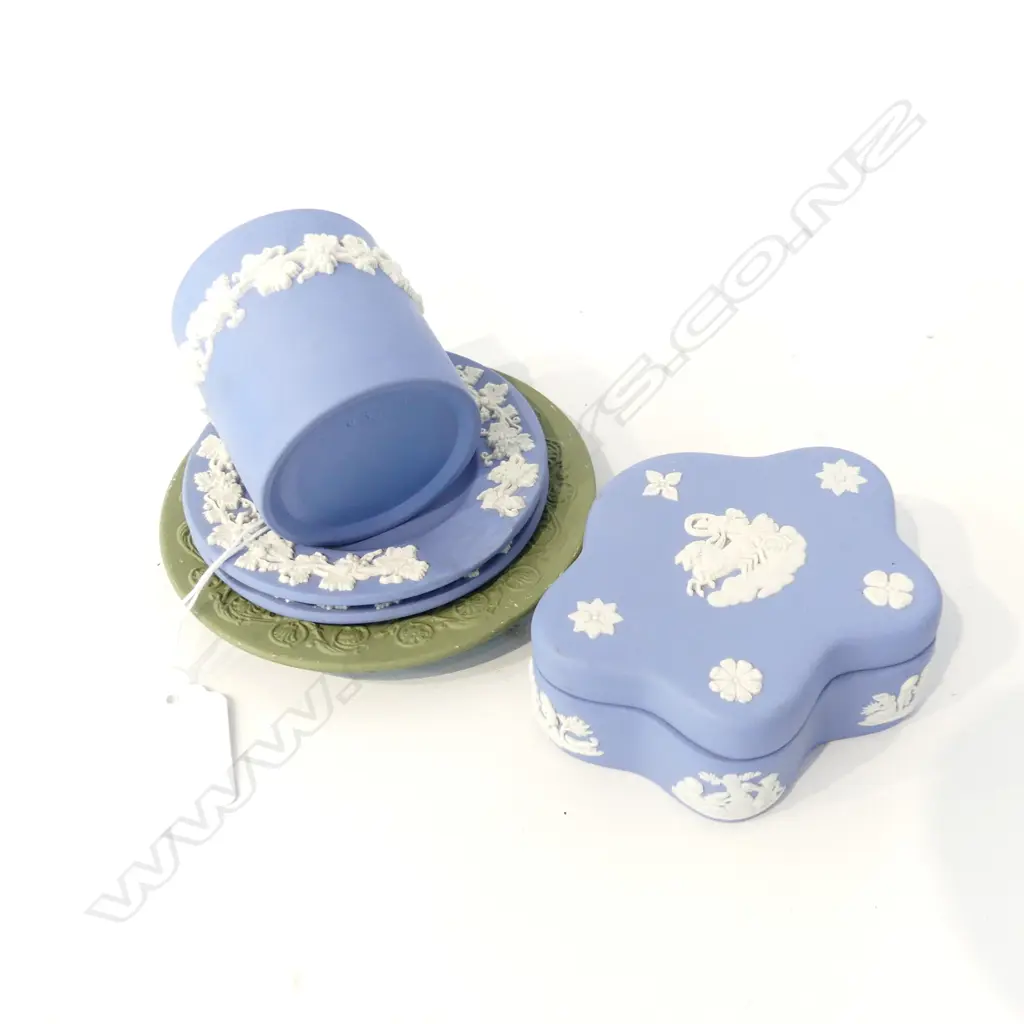 5 PCS ASST WEDGWOOD JASPERWARE, TRINKET DISHES, BOX ETC.. Image 1++