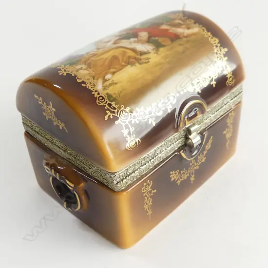 PORCLAIN  MUSICAL JEWLERY BOX  H100 L110