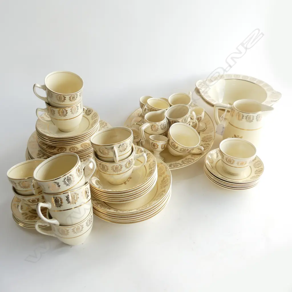 LG ROYAL STAFFORDSHIRE 24CT GOLD TRIM DINNER SERVICE... Image 1++
