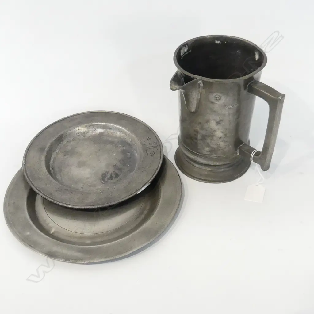 3 PCES ANTIQUE PEWTER; QUART JUG H.170mm, 2 PLATES; 235 & 195mm dia (JF 1670) Image 1++