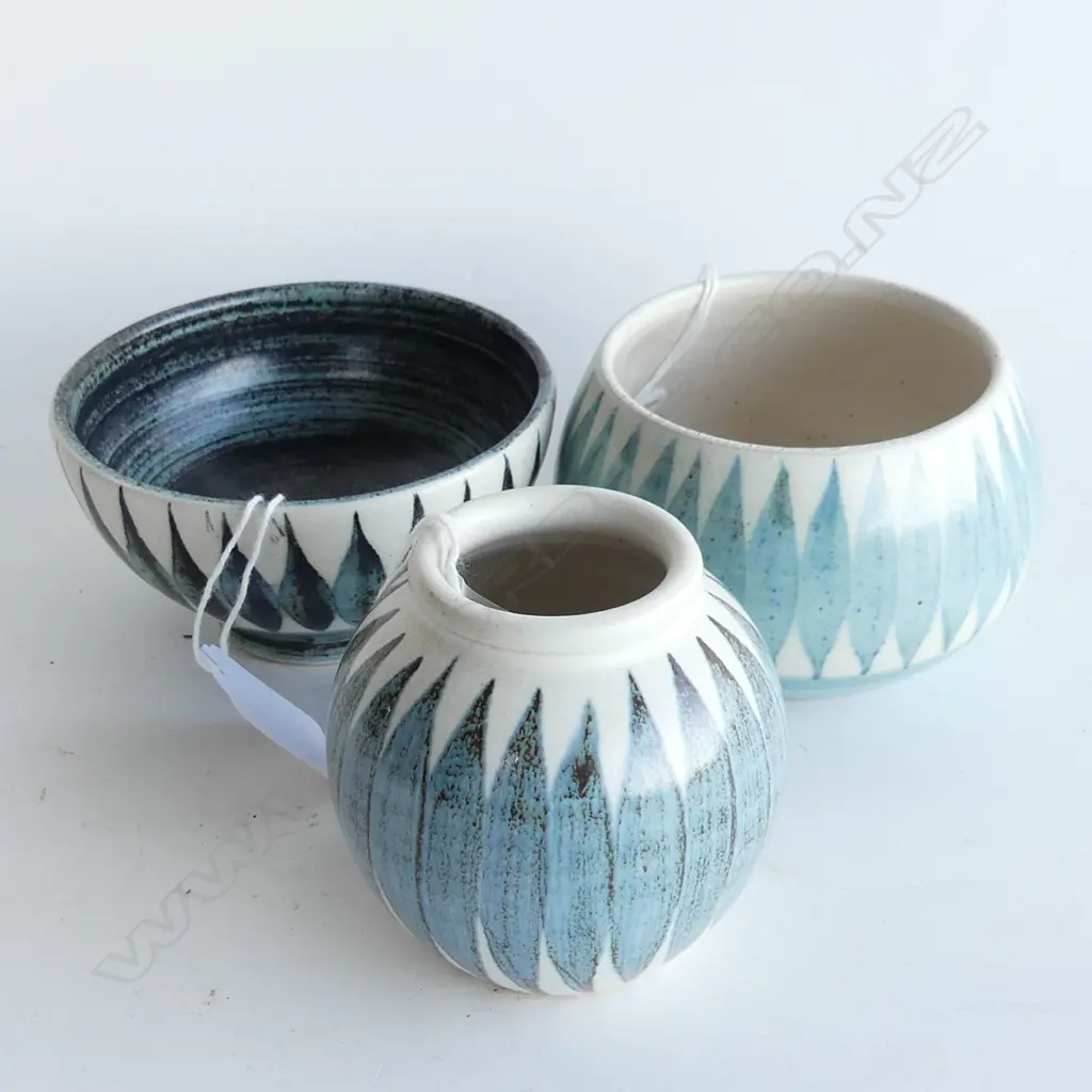 2 HANMER POTTERY BOWLS & VASE. 1 LIGHT BLUE DETAILED DIA. 95mm OTHER DARK BLUE  DIA. 98mm VASE LIGHT BLUE H. 75mm Image 1++