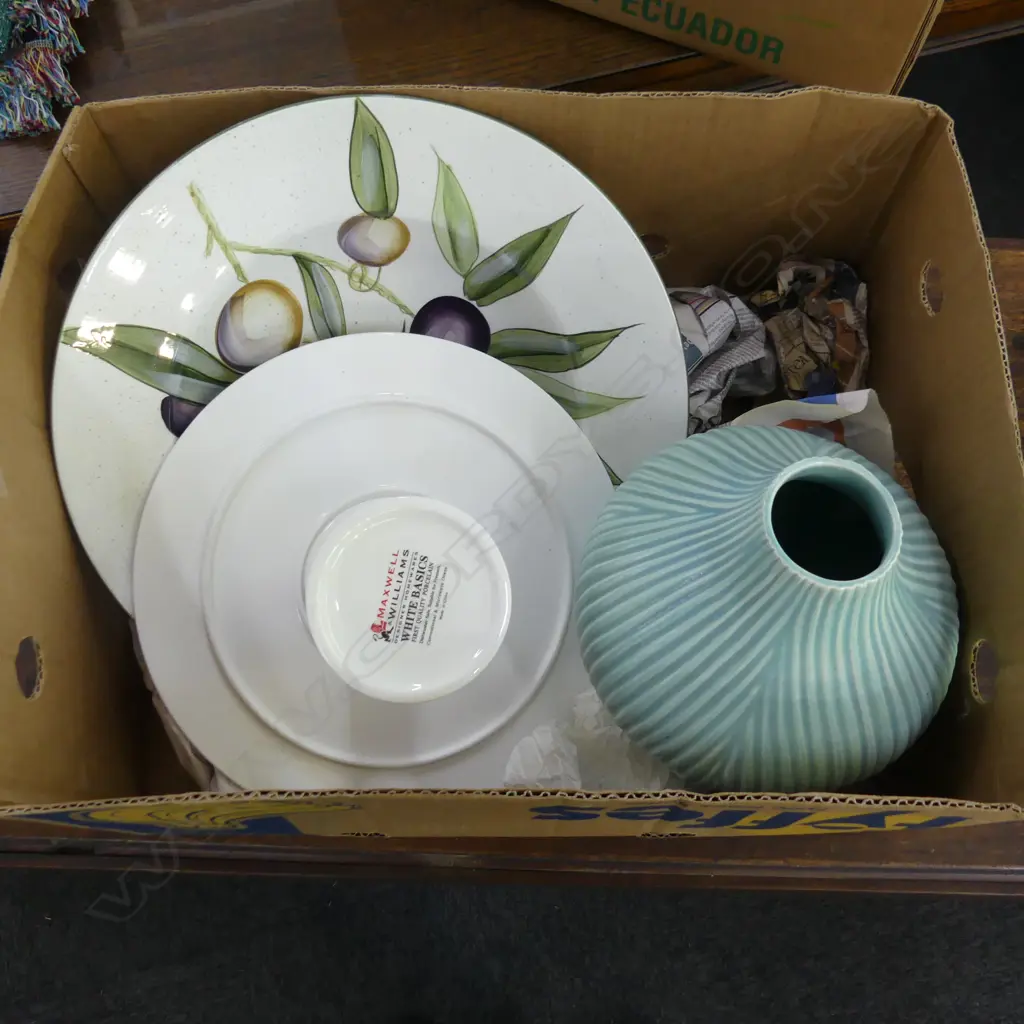 MAXWELL & WILLIAMS LG DISH, LG WHITE CAKE STAND & GREEN BISQUE VASE (H. 270MM) Image 1++
