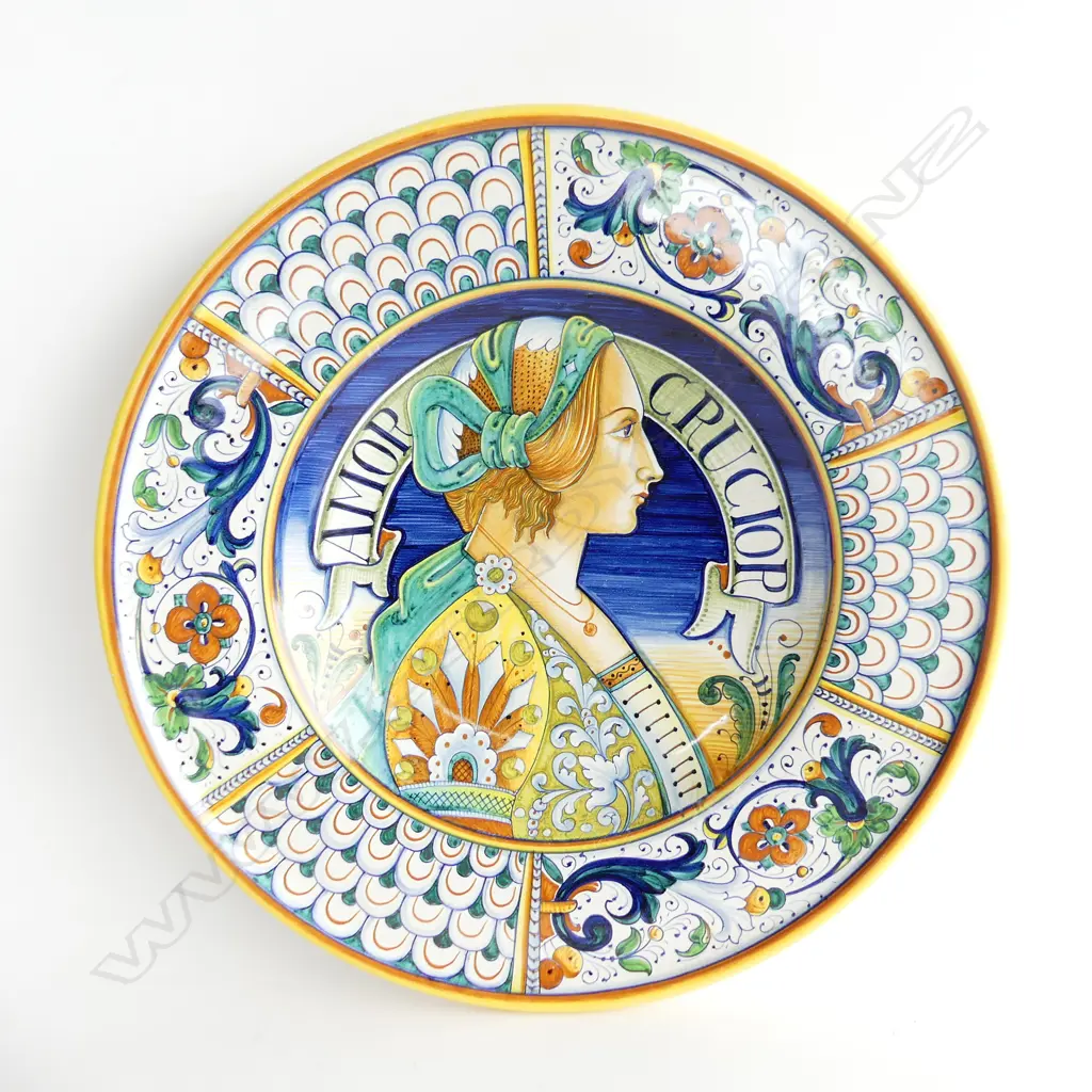 LG ITALIAN MAJOLICA HAND PAINTED RENAISSANCE STYLE WALL PLATE 'AMOR CRUCIOR' 430mm dia Image 1++