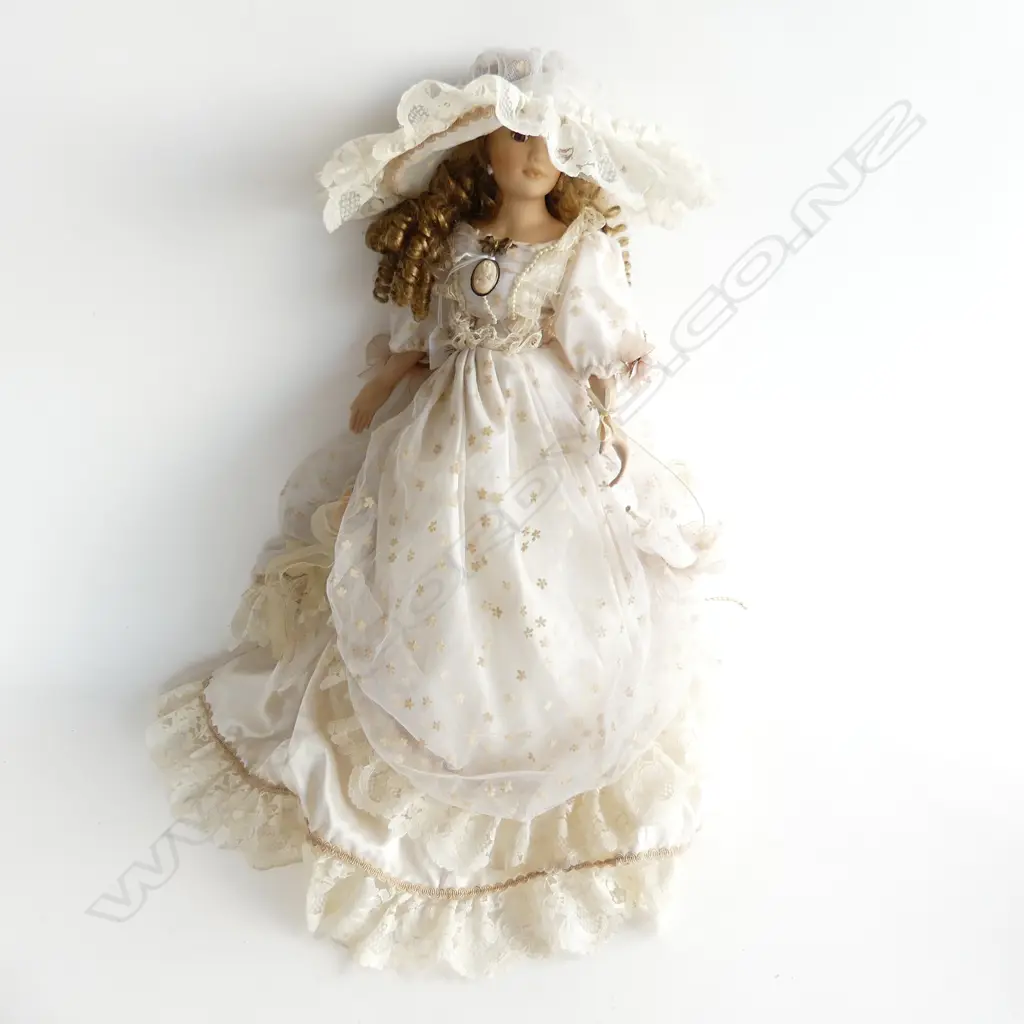 DOLL IN WHITE DRESS H.600mm Image 1++