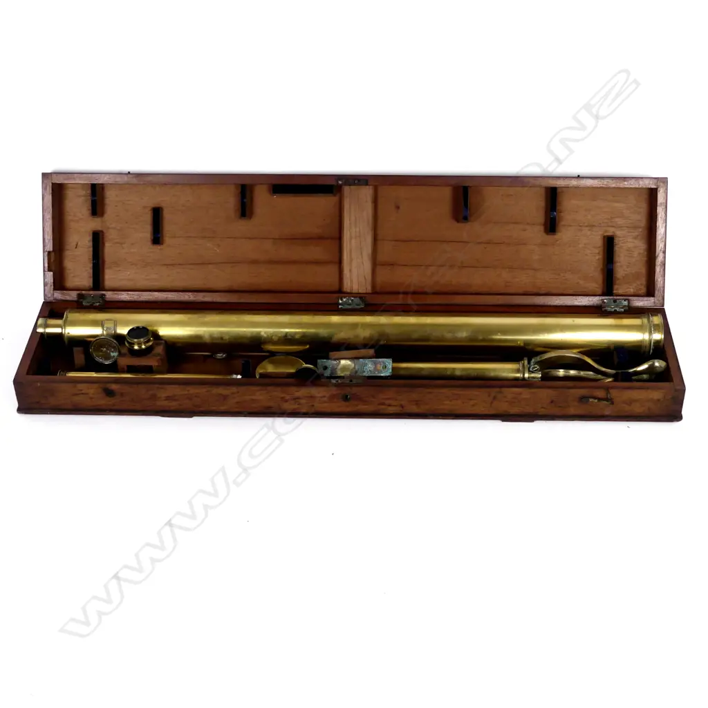 VICTORIAN BRASS TRIPODTELESCOPE, MAHOGANY CASE, L.920mm Image 1++