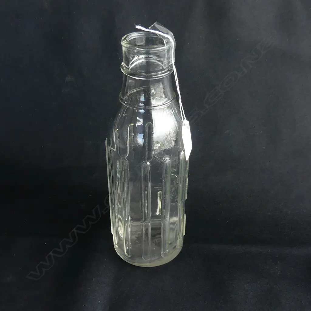 VINTAGE ONE PINT SHELL OIL BOTTLE, AS NEW, H. 230MM Image 1++