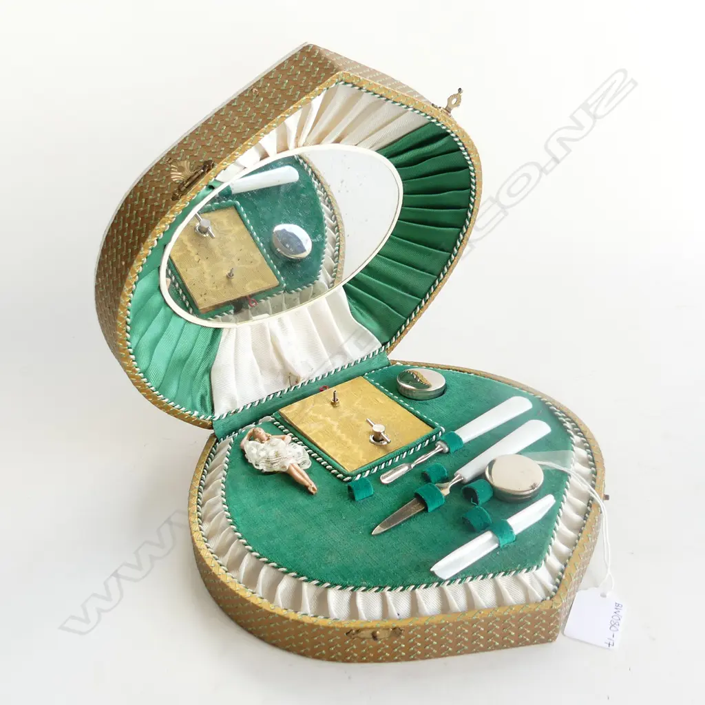 RETRO MUSICAL BALLERINA BOX WITH MANICURE SET (INCOMPLETE) - WORKING  Image 1++
