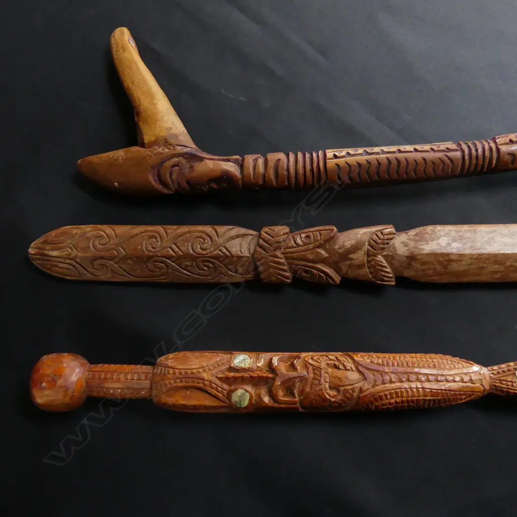 3 CARVED WOODEN MAORI / PACIFIC PCES; 2 WALKING STICKS + TAIAHA L.1530mm Image 1++