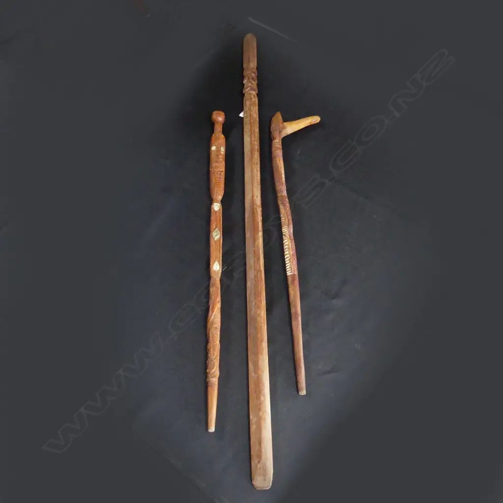 3 CARVED WOODEN MAORI / PACIFIC PCES; 2 WALKING STICKS + TAIAHA L.1530mm Image 1++