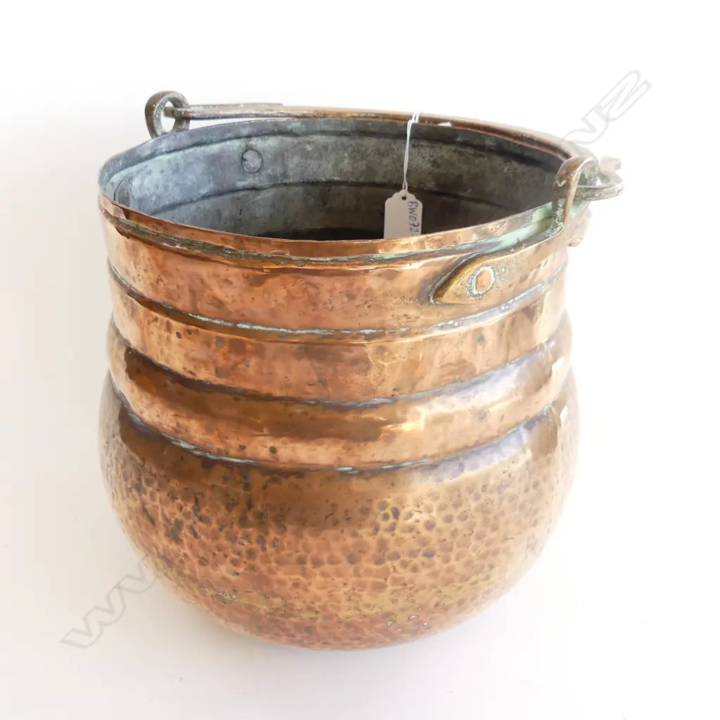 COPPER HANGING POT WITH BRASS SWING HANDLE. OF MIDDLE EASTERN ORIGIN. H. 255mm Image 1++
