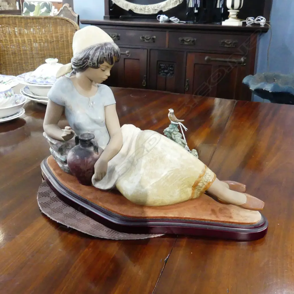LLADRO GIRL w. BIRD ON STAND W.460mm Image 1++
