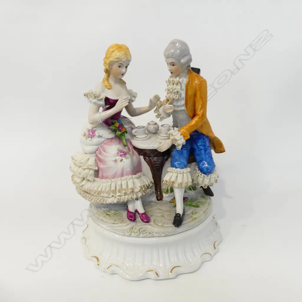 DRESDEN STYLE FIGURE GROUP; COUPLE TAKING TEA H.300mm Image 1++